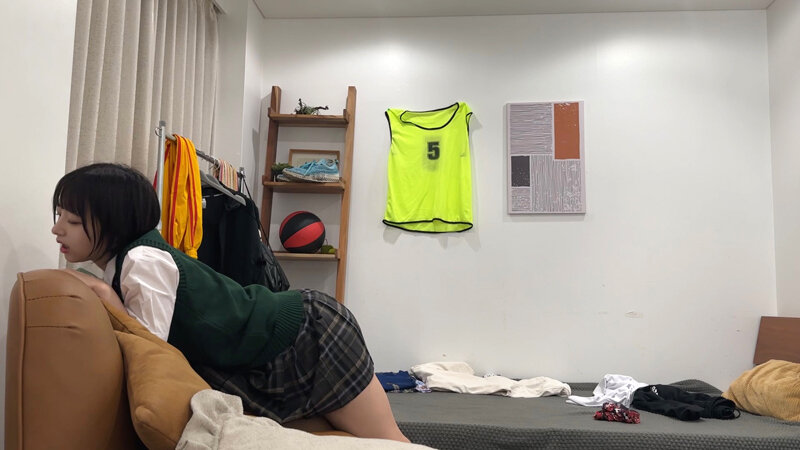 制服少女が部屋で1人でムラムラして…秘密の自慰をこっそり隠し撮り。声を漏らして快感に没頭する無防備な角オナ盗撮。その後凸してビショ濡れま●こSEXした。_関連動画