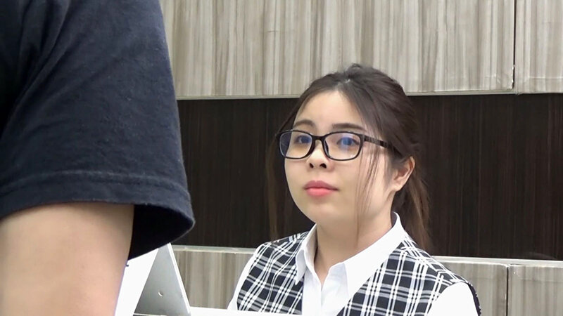某有名企業中出し受付デスク 新人メガネちゃんは色白ピンク乳輪_関連動画