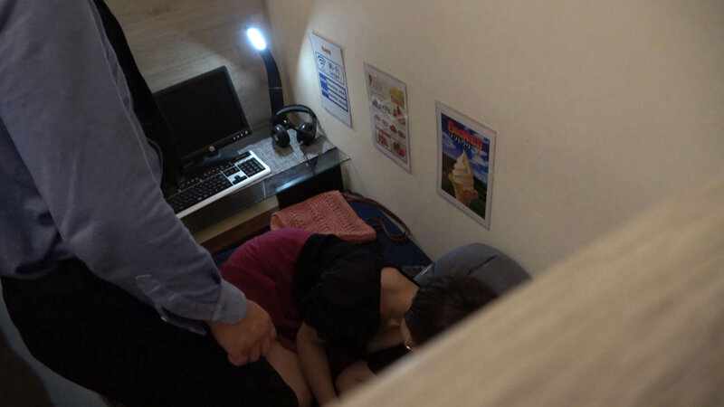 ネカフェ店員が密かに用意したスペシャルドリンクでカリスマお騒がせ動画配信者に変貌！メガネっ娘のマシュマロオッパイを揉みくだす！_関連動画