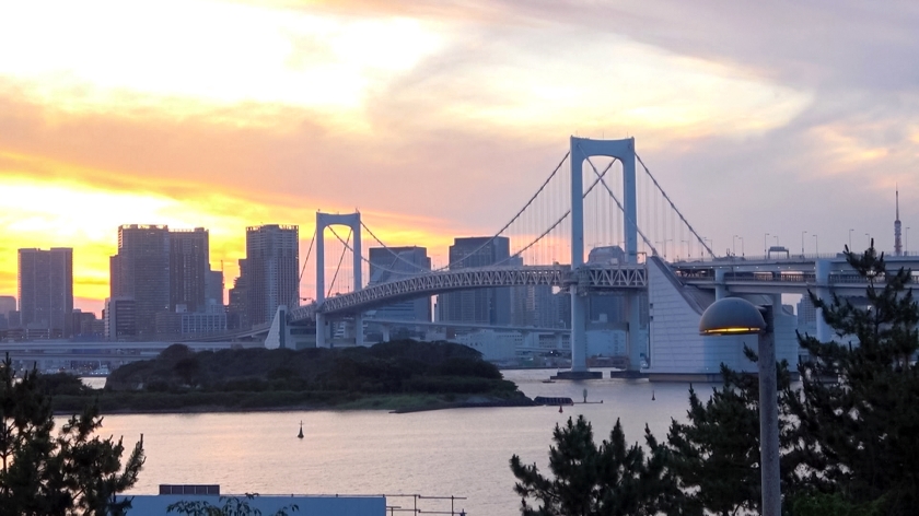 マジ軟派、初撮。 1672 【黒髪ロングストレート】男ウケ抜群のきゃわわなJDをナンパ！軽くおっぱい触られただけでパンツぬれぬれにしちゃうムッツリ娘は吐息を漏らして淫らに喘ぐ…_関連動画