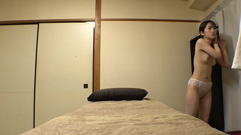 媚薬オイルマッサージ 痴●盗撮＆中出し素人娘VOL.68 超強力媚薬を配合したマッサージオイルを施術中に知らずに塗りこまれたオンナは、身体の火照りに驚き、チ〇ポを欲しがる自分に戸惑い、垂れ出したマン汁に恥ずかしがりながらも生ハメ中出しまで欲してしまう！_関連動画