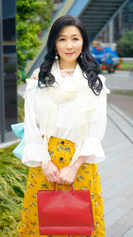 ラグジュアリーエロス 清楚で品良くセレブな熟女たち ナンパ中出し12人4時間SP15_関連動画