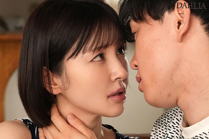 夫の不在中、欲求不満の人妻が唾液を絡ませ自ら腰を振る。接吻中出し不倫 角奈保_関連動画
