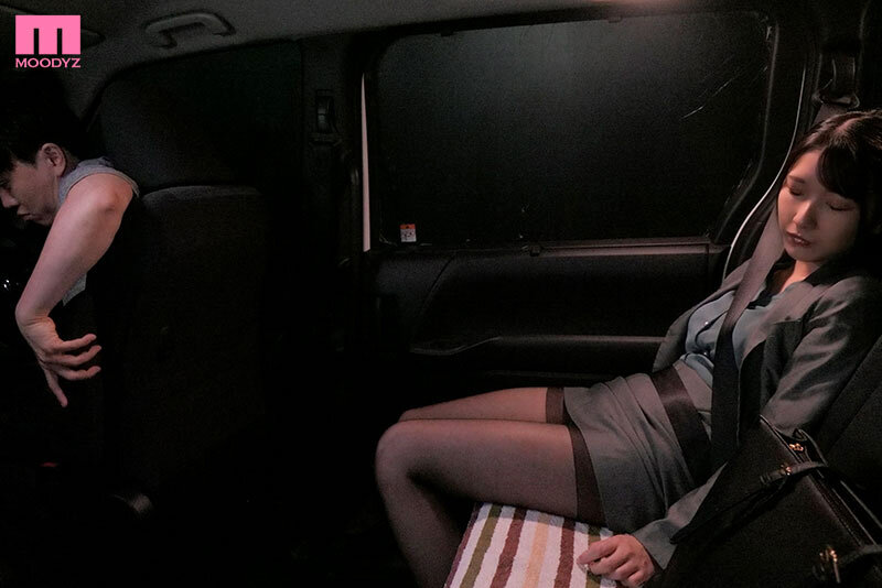 個人タクシーNTR 飲み帰りに泥●した彼女を乗せた車はホテル街へと消えていきました…。 宮西ひかる_関連動画