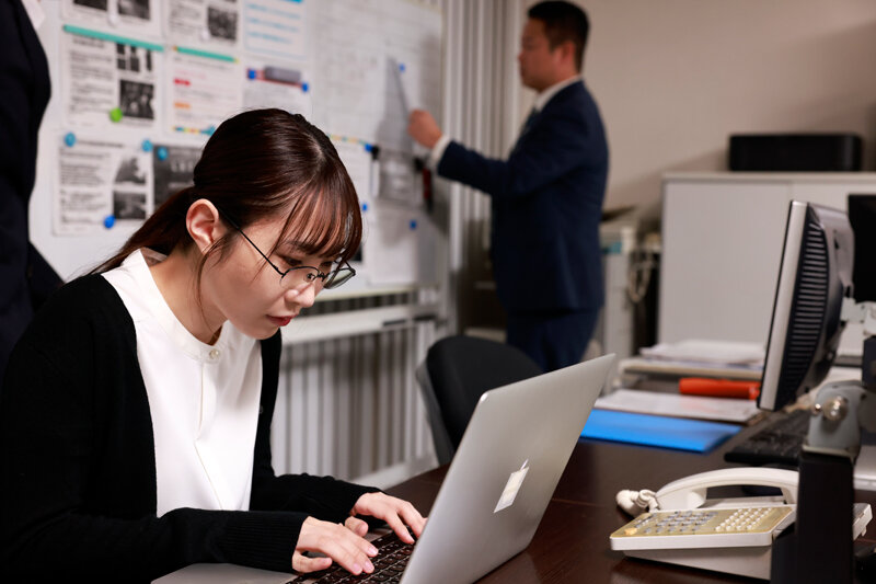 会社で嫌われている地味な先輩とのSEXがドストライクすぎて…【出演】五十嵐清華_関連動画