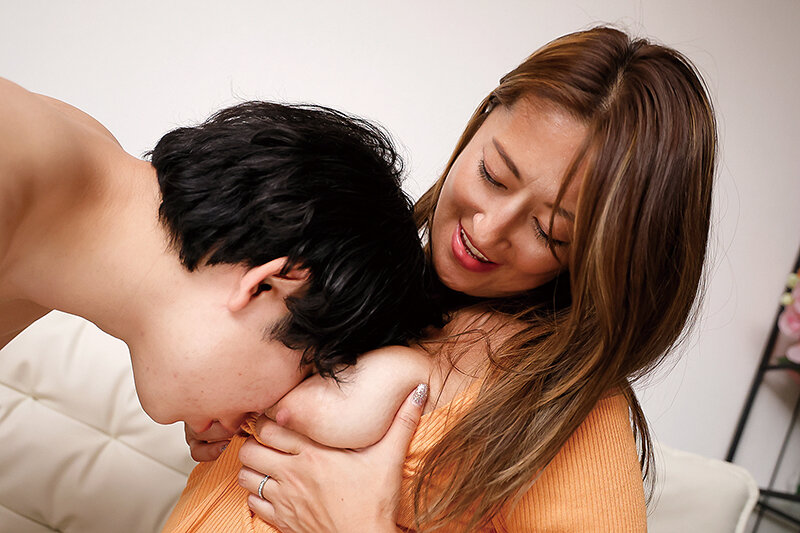 たわわな胸元を見せつけ誘惑してくる上司の奥さん 吹石れな_関連動画