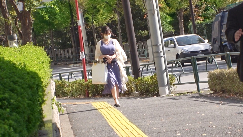 マジ軟派、初撮。 1731 友人の結婚式帰りのMカップ爆乳女子をナンパ！押しに弱いこのお姉さん、グッと迫ると雰囲気に流されて断れず…。敏感マ●コを突かれてヒンヒン喘ぐ！絶えず揺れまくるおっぱいに釘付け！_関連動画