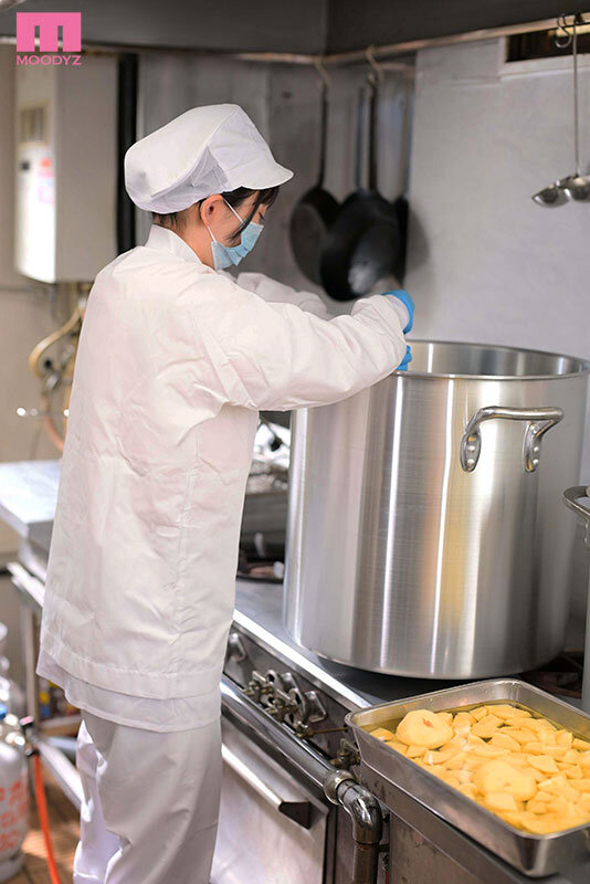 月～金まで毎日子どもの健康を支える地味な給食調理士がチ●ポハメられ即イキ！！お漏らしアクメしちゃいました！！ 脱いだら実はキレイでシコい体の隠れ美巨乳ちゃん。気持ちよすぎて絶頂しまくりAVデビュー なつめちゃん（21） 碓氷なつめ_関連動画