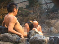 【 AI リマスター版 】混浴露天風呂で美人妻と夫の目の前で仲良くなって、セックスできるのか！？_関連動画