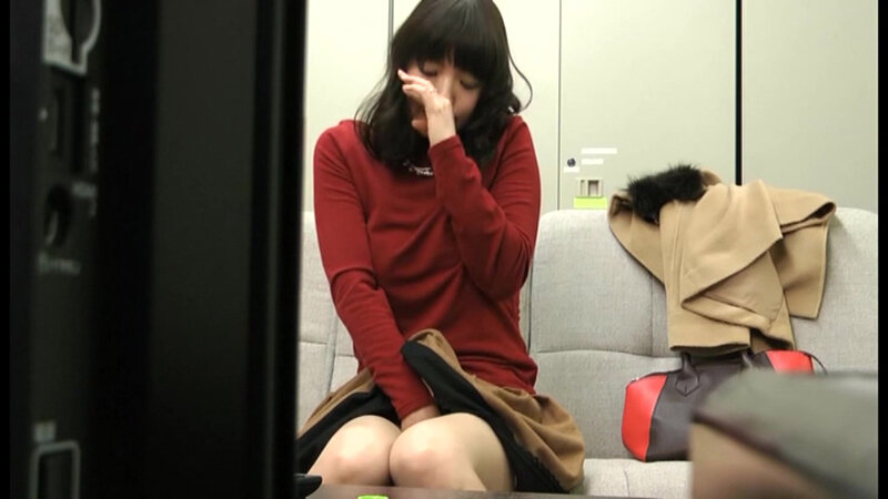 素人奥様をだましてAV鑑賞 我慢できずに中出しさせてもらいました そのに_関連動画