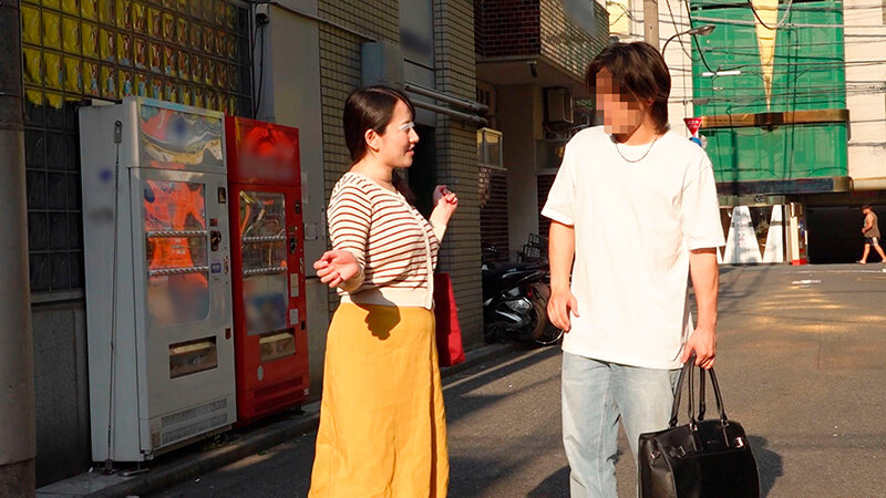 一般男女モニタリングAV 絶倫巨乳妻と童貞男子がザーメン20mlを溜めるまで出られないラブホからの脱出に挑戦！ 5 旦那とはご無沙汰の奥様が初めて逆ナンパした男子大学生を射精させるために手コキ・オナホコキ・フェラ・筆おろし！何発出しても萎えない年下チ○ポと大量の…_関連動画