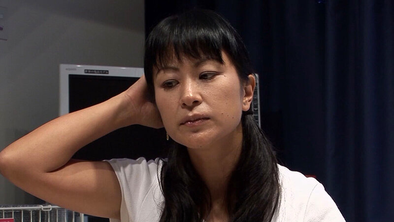 ヨガで引き締めたBODYとパッチリお目目の完全S級人妻さんのご自宅訪問！クンニと手マンで身体をほぐして極上の肉棒でご無沙汰絶頂SEX！_関連動画