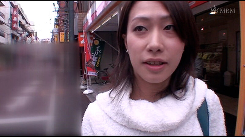 街行く清楚系若妻さんをナンパしてインタビュールームに誘いなし崩し的に下着チェック！卑猥な剛毛股間に電マを押し当て快楽堕ちの乱交SEX！_関連動画