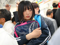 通学電車で突然ジャージをずり下げられるオマ○コ丸出し羞恥で逃げられずイカされまくるスポーツ女子_関連動画