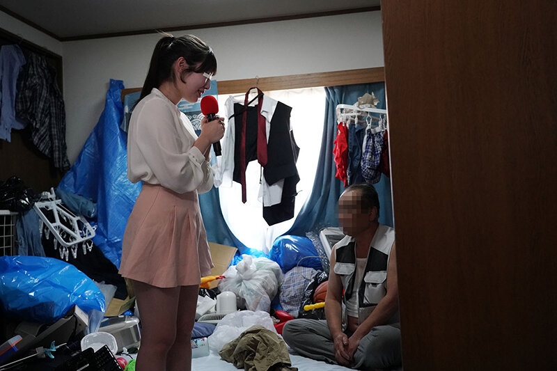一般男女モニタリングAV アナウンサーを目指す女子大生が近隣住民を悩ませるゴミ屋敷リポートに挑戦！取材中に10年以上SEXしていない性欲満タンおじさんが暴走して異臭漂う汚チ○ポ即ハメ！溜め込んだザーメンを全て注ぎ込むまで終わらない粘着ピストンで抜かずの連続中出…_関連動画