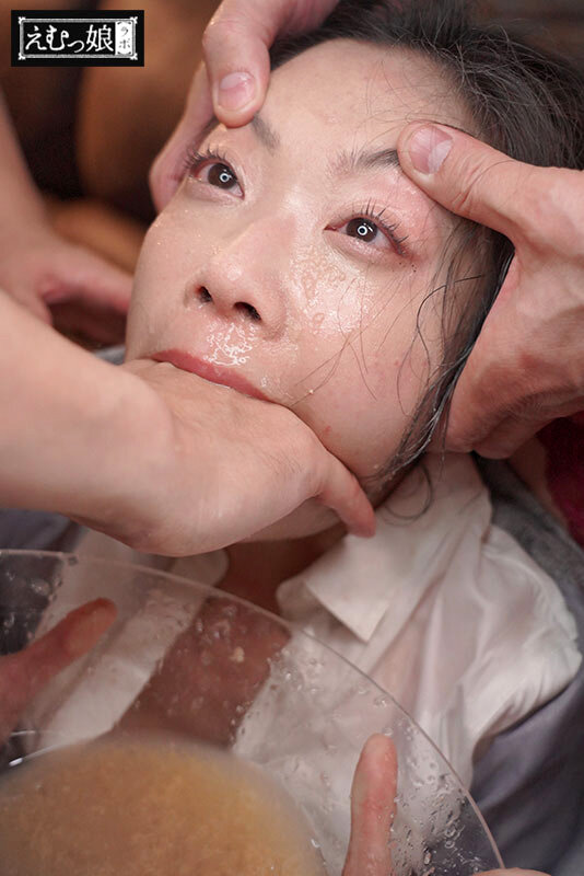 「飲む→吐く→溜める」最狂イラマ極リサイクル。ゲロ飲み排水溝女。 二葉エマ_関連動画