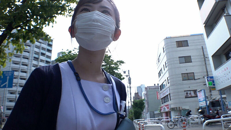 完全顔出し現役ナースをガチナンパ！白衣の天使がEDに悩む男を改善！ギン勃ちしたら喜んで中出しセックスまでさせてくれました！ 神野ひな_関連動画