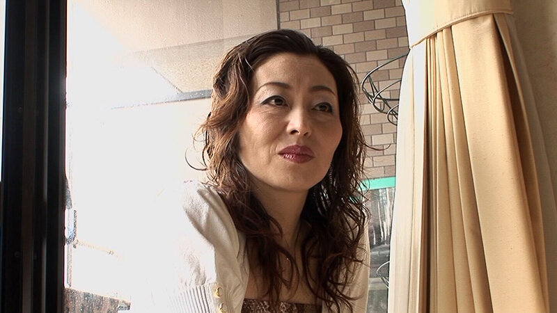エッチに抵抗感ゼロのビューティー熟女！セフレに愛人なんでもアリで経験人数150人以上？！エロモード全開で男優たじたじの全力SEX！_関連動画