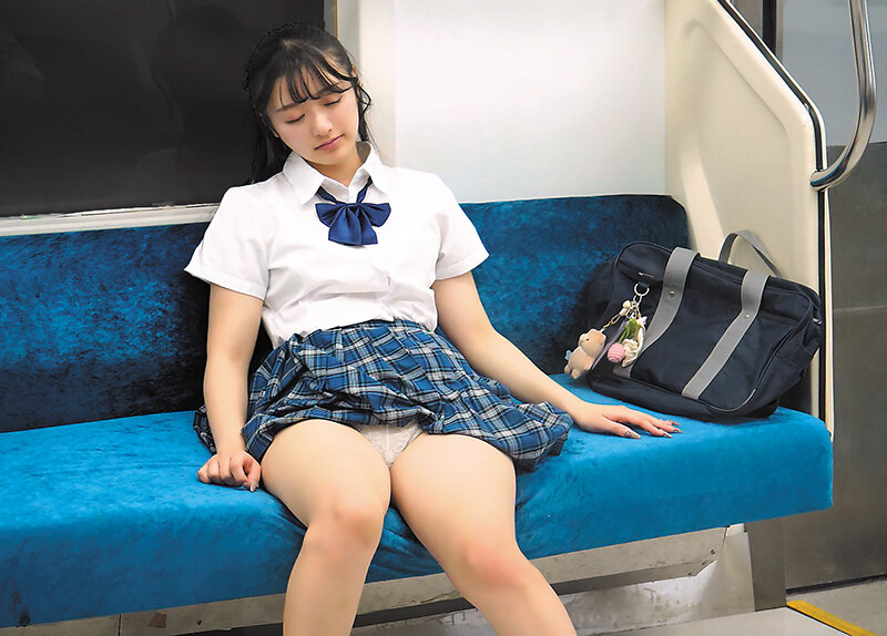 最終電車でいつも乗り合わせる女子校生の無防備なフリしたパンチラ見せつけ誘惑にまんまと引っかかった僕は2人きりの車内で淫音ぬちゅんぱちゅん鳴らし終着駅までハメ狂った 花守夏歩_関連動画