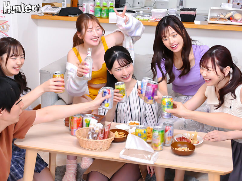 シェアハウス王様ゲーム！入居したら女子だらけ！このシェアハウスでは新しい人が入居すると歓迎会と称し、王様ゲームが行われる決まりが！住民同士の恋愛は厳禁だが、エッチな事なら問題なし！恋愛感情抜きでやりたい放題！_関連動画