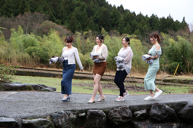 「おばさんを興奮させてどうするの？」田舎の民宿でヤられまくりSPセックスレスな巨乳妻の性欲は何発も射精できる若い絶倫巨根チ○ポじゃないと満たされない！！_関連動画