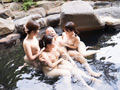 「女将のエロいおもてなし最高！」「男なら一度は行くべき！」と、ある情報誌で有名になった山奥の温泉宿に行ってみた。そこで待ち受けていた過剰接待とは、想像を超えるエロ接待だった！！ 13_関連動画