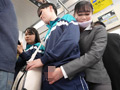 「おばさんの私に触られて勃っちゃう君が悪いんだよ」彼女が隣にいても構わずイケメン彼氏を背後からネチョいコネくり手コキで勃起誘惑する性欲熟女VOL.2_関連動画